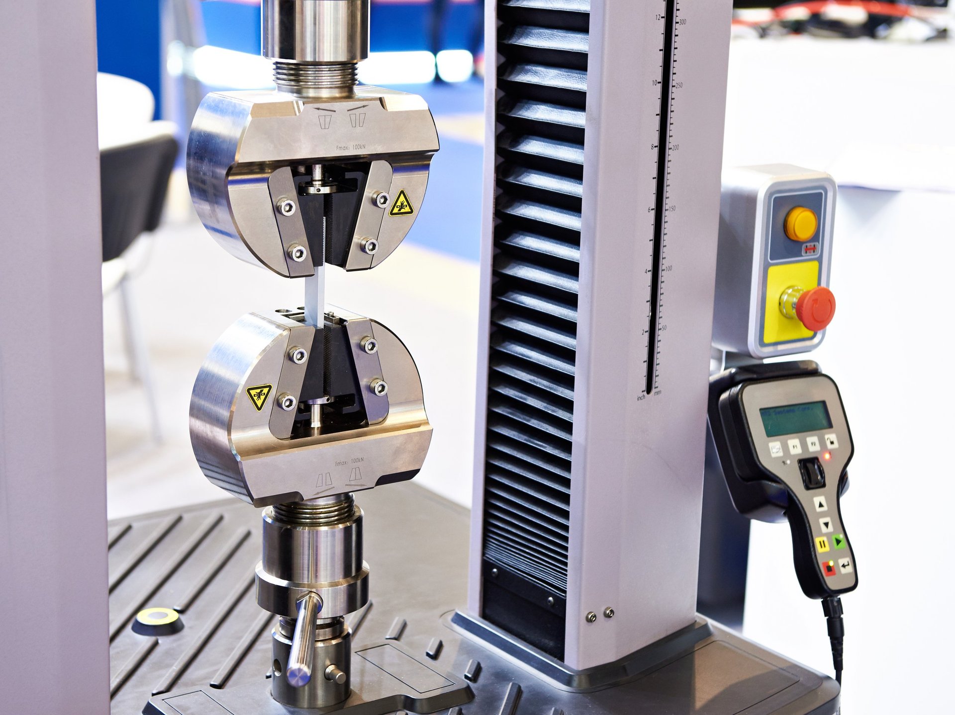 Laboratory crushing-machine equipment of the kind used to take a compressive test.