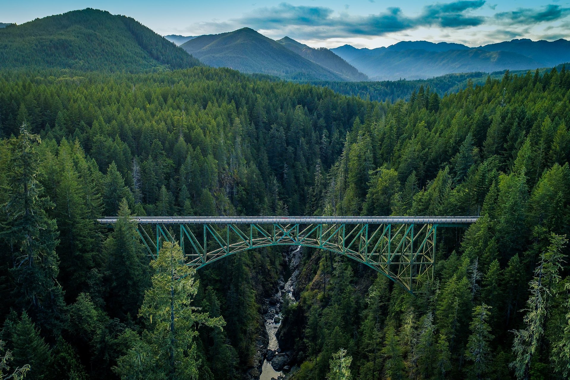 Steel bridge structure spanning a river valley, an asset designed for a long service life