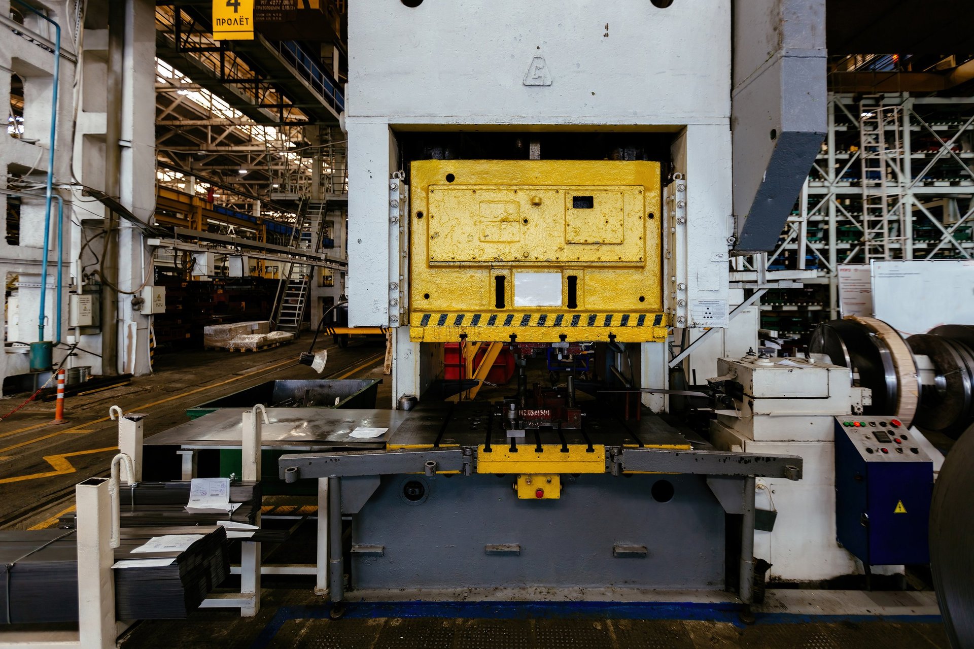 Hydraulic press forming flat metal components in an industrial workshop