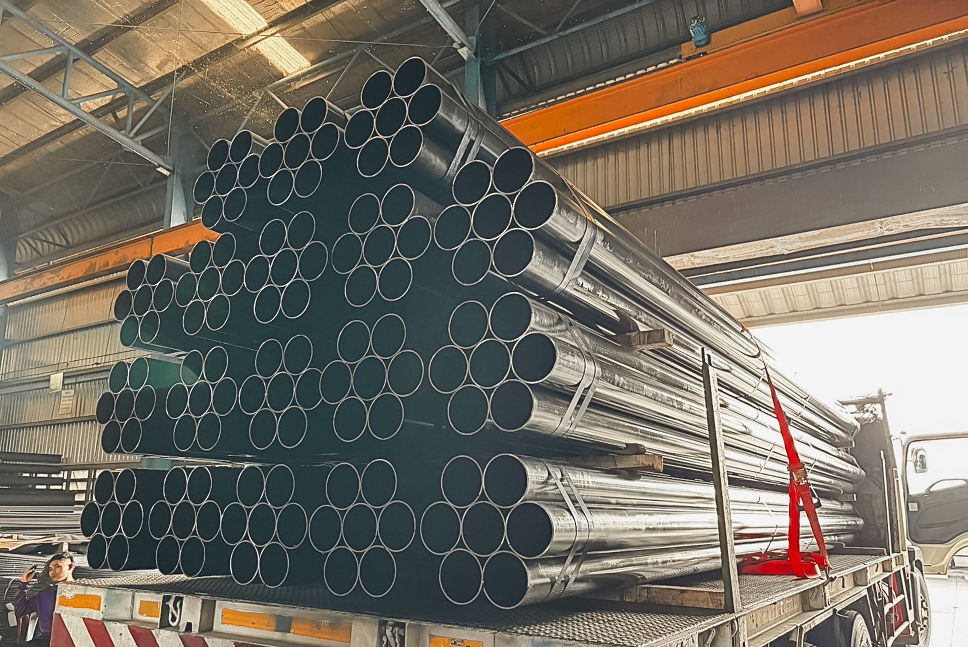 Galvanized scaffolding pipe — grouped steel tube prepared for dispatch, dimensional specification context.