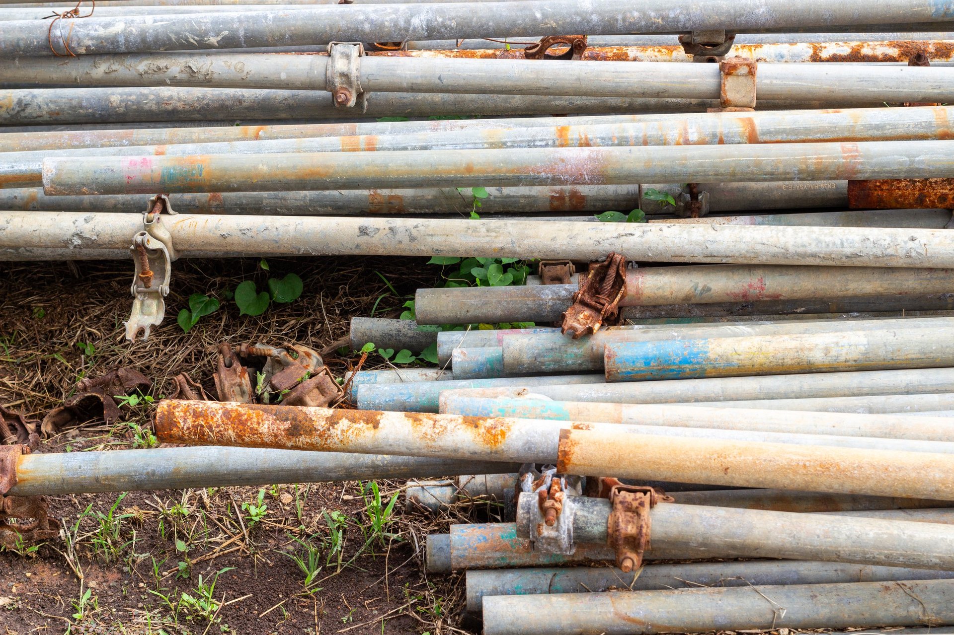 Black Scaffolding Pipe — unpainted steel tubes and clamps, illustrating the surface condition of tube supplied without a galvanized coating.