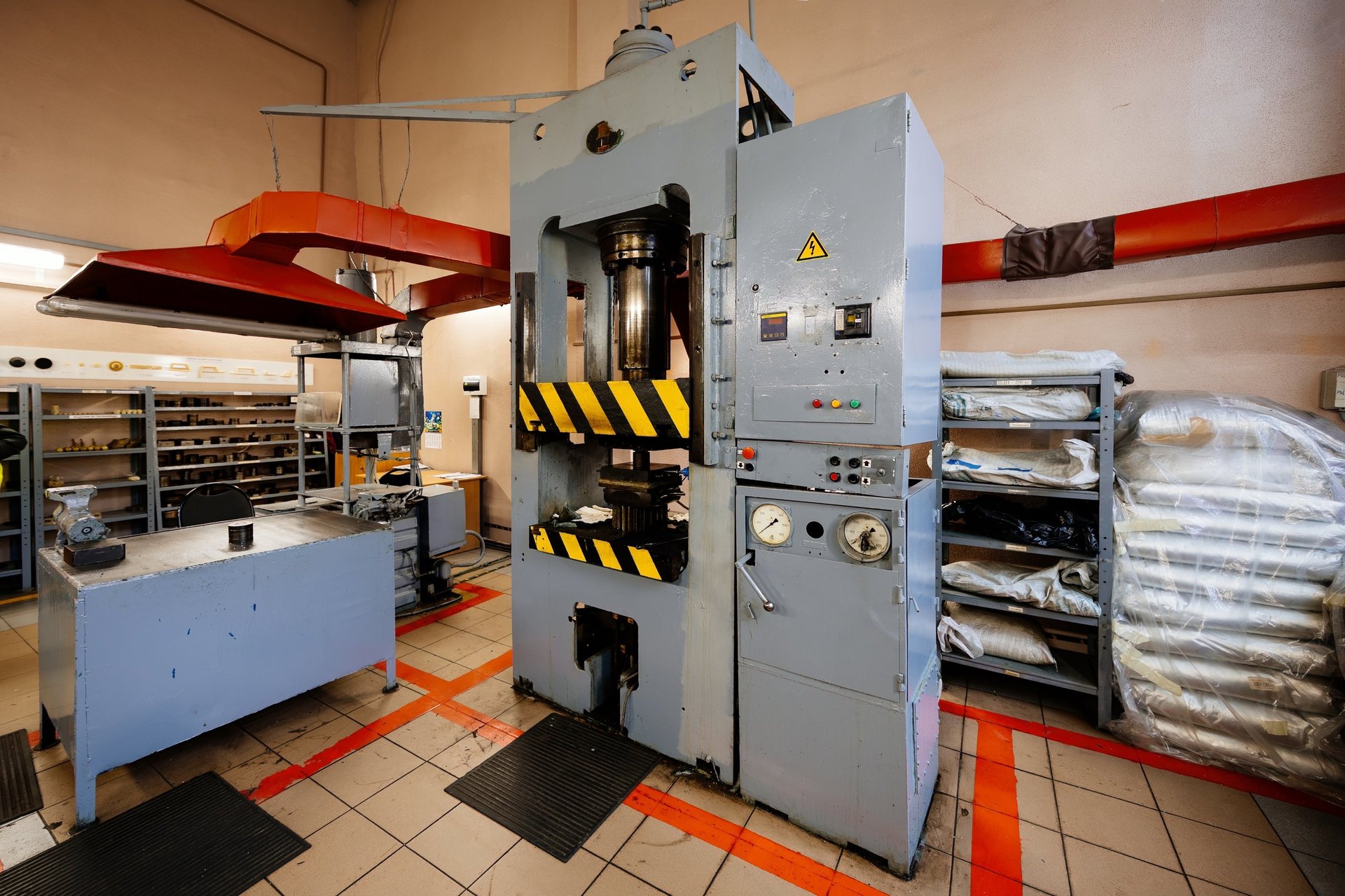 Hydraulic press forming sheet metal in an industrial workshop