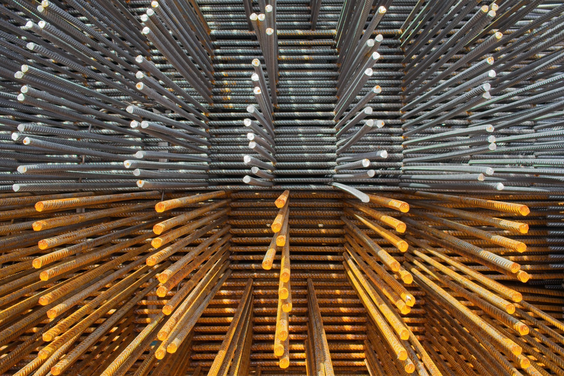 Galvanized rebar — bundled coated reinforcement on padded timber supports with protected contact points, prepared for handling without coating damage.