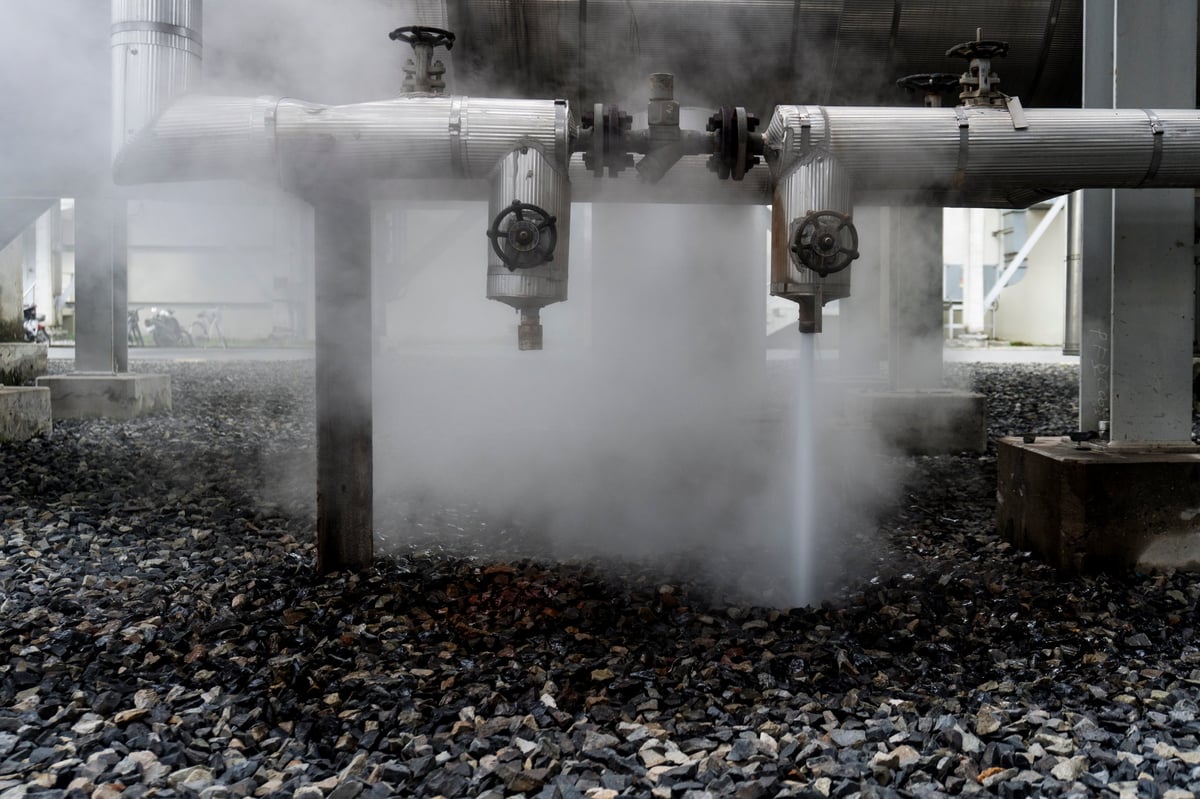 High-temperature steam pipework relevant to alloy pipe service and grade selection