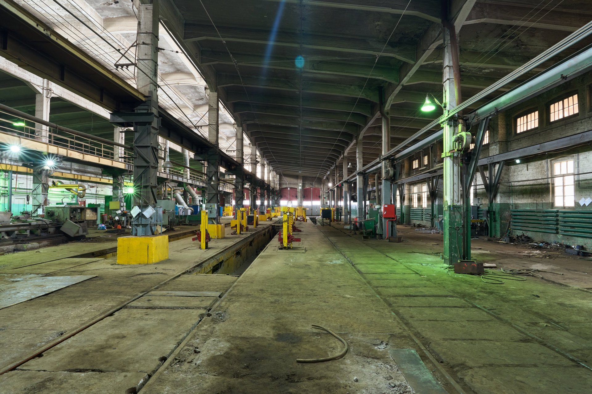 Long industrial hall with rows of steel columns and a vaulted ceiling