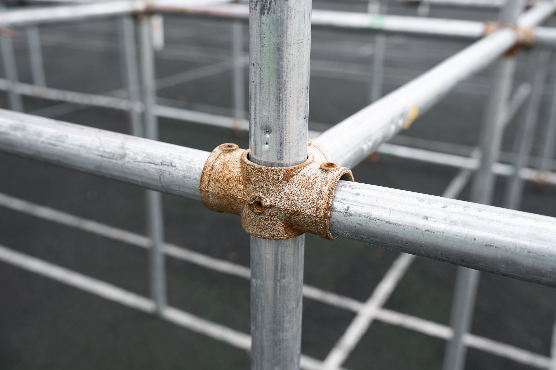 Hot Dip Galvanized Scaffolding Tube — a four-way modular coupler fitted to scaffold tube, showing the coated interface the specification governs.