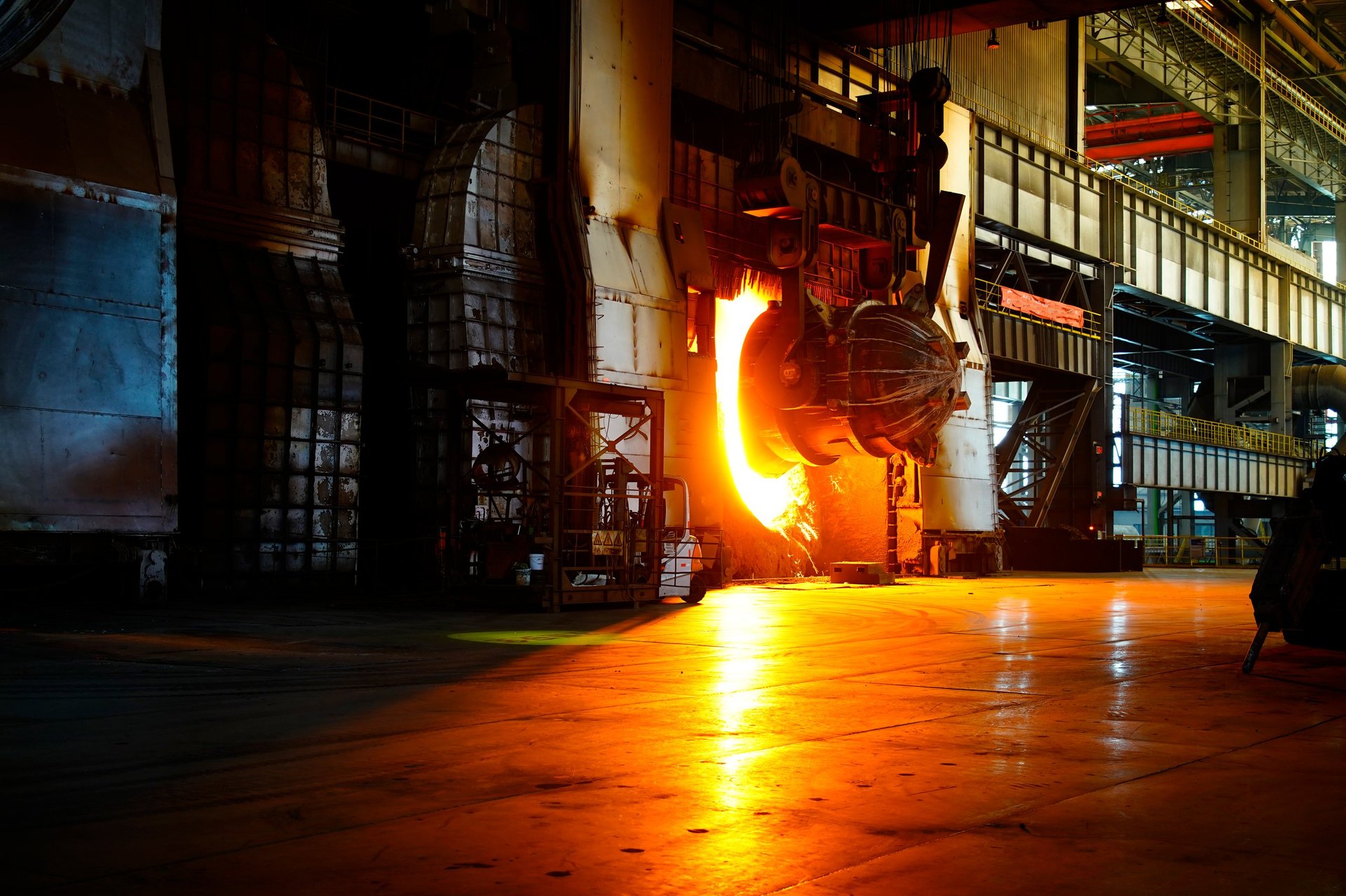 High-temperature smelting operation in a steel plant workshop