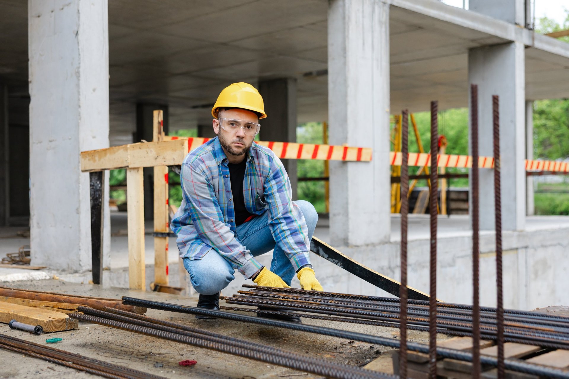 Coated-bar handling inspection with padded supports and a coating-damage/repair checklist