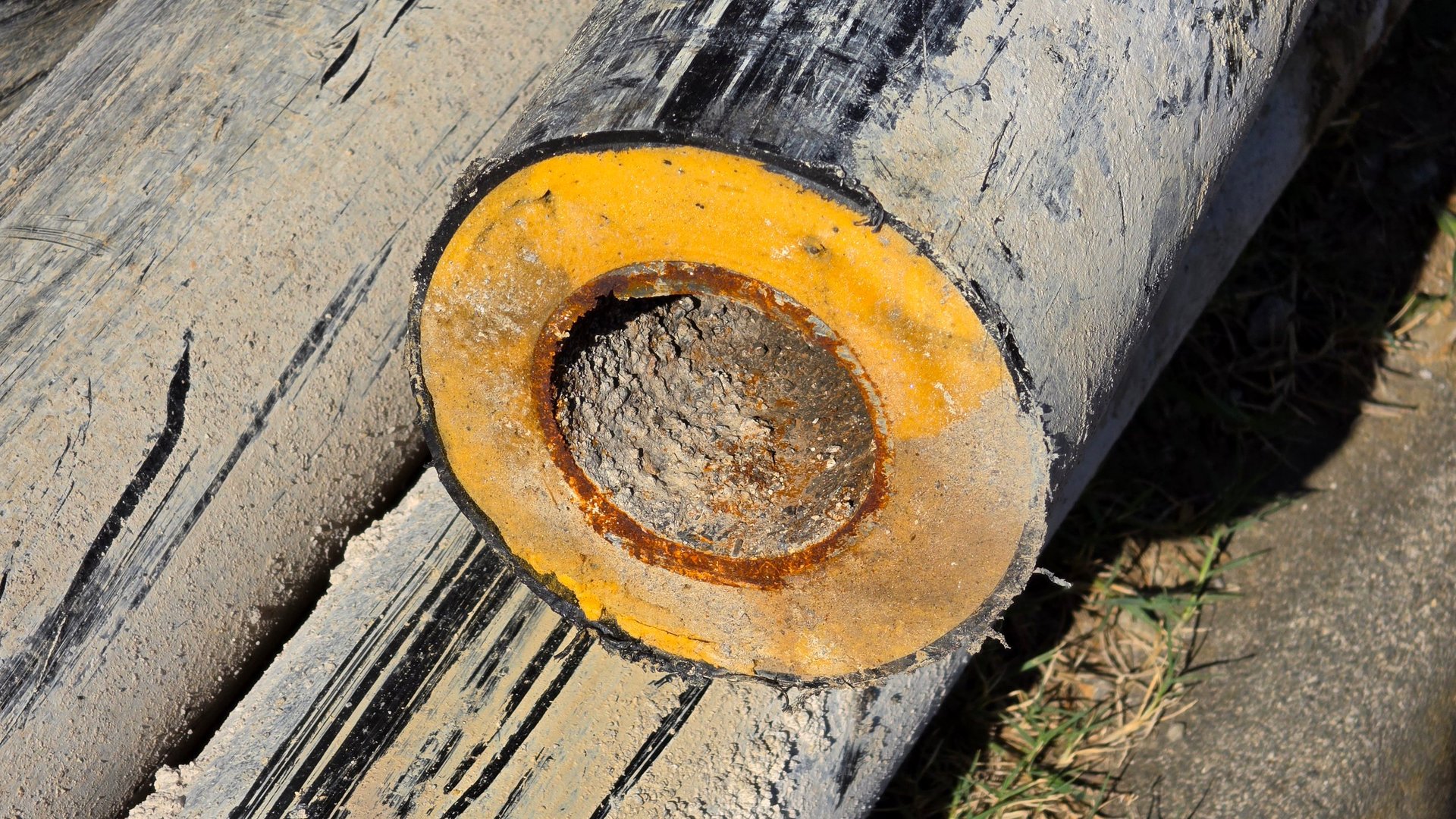 Steel Pipe Weight Chart cut pipe cross-section with exposed wall used to visualise wall-based unit mass determination
