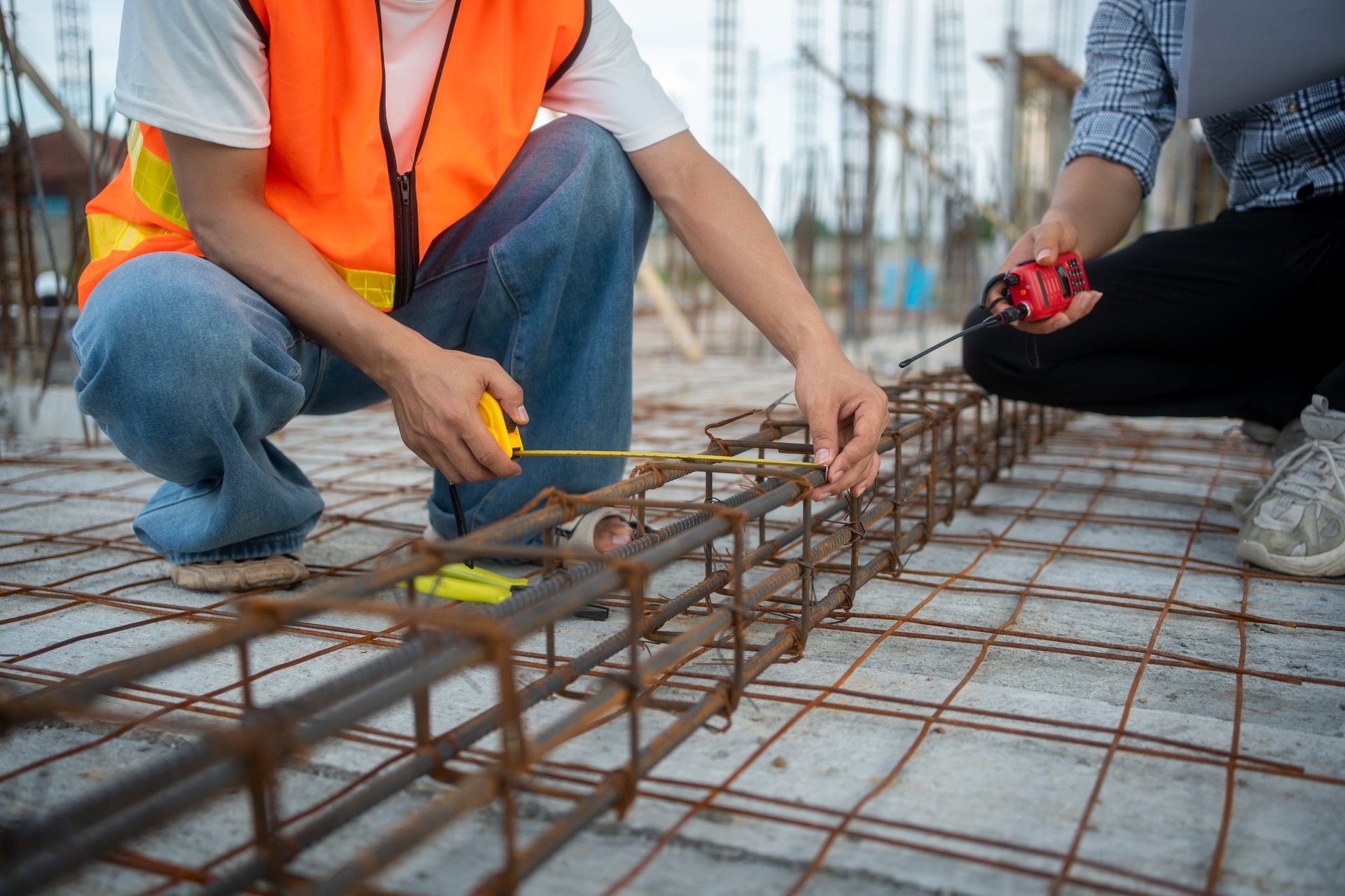 Weight-reference inspection scene: a rebar unit-weight reference table beside a selected bar sample, showing the standard revision and a verified kilograms-per-metre field