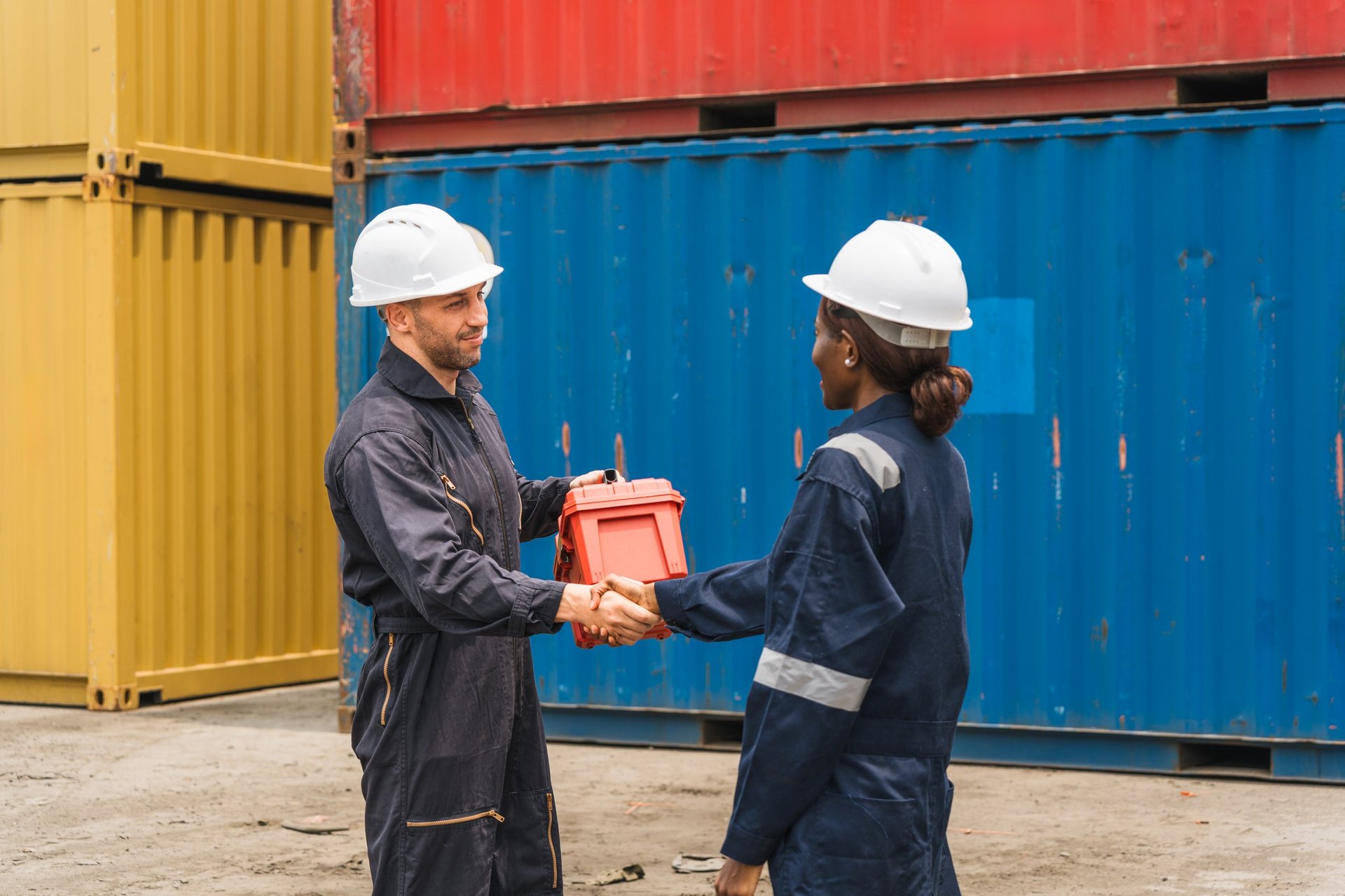 Cooling-bed transfer of cut continuous-cast billets toward a rolling-mill charge area.
