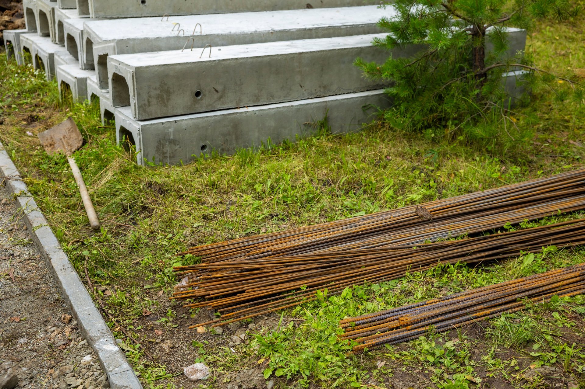 High Rise Building Rebar — floor-by-floor rebar bundle labeling scene showing tower-zone identifiers, diameter tags and traceability cards.