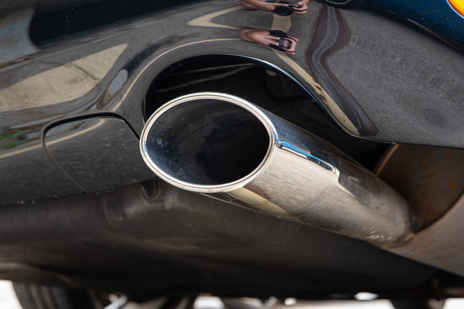Close view of a chrome oval-profile tube on a vehicle body