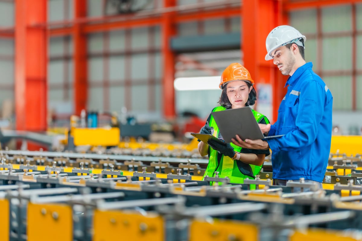 Checking the diameter and surface of steel wire rod before processing.