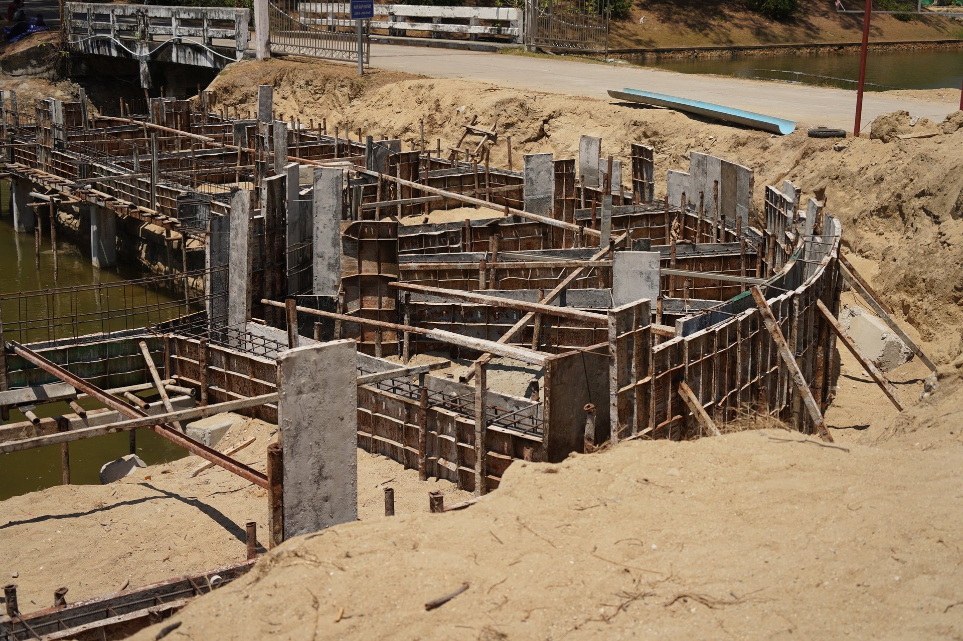 Reinforcement grid and formwork at a concrete pour, where certificate references travel with the fixing inspection