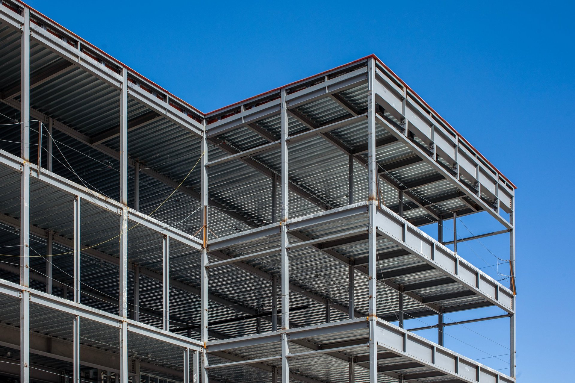 Steel frame structure with hollow section members during erection