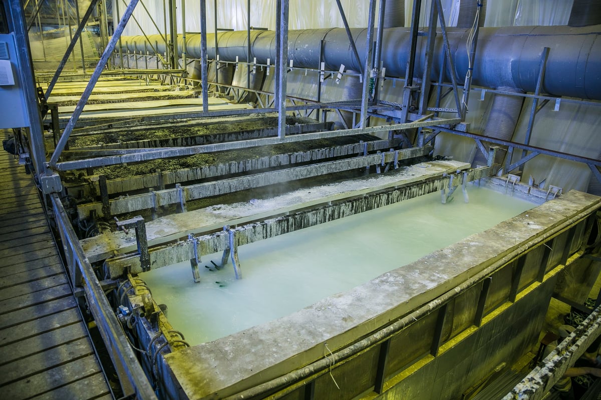 Steel articles immersed in a galvanizing bath during hot dip coating